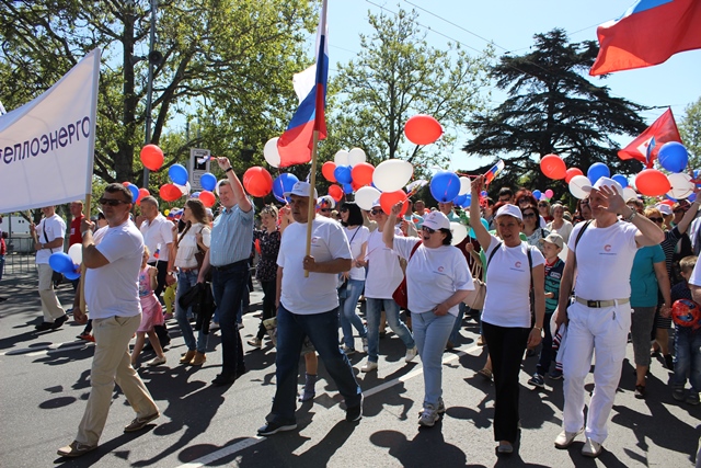 Коллектив "Севтеплоэнерго" принял участие в первомайской демонстрациии - фоторепортаж