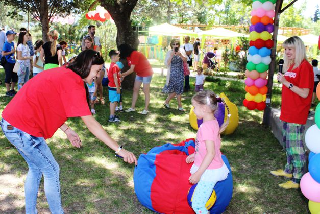 Молодежный профактив «Севтеплоэнерго» организовал для детей веселый праздник