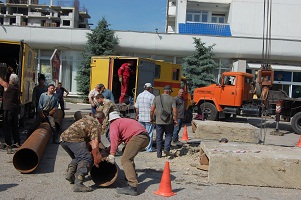 У гостиницы «Крым»  тепловики ведут работы по замене аварийного участка трубопровода