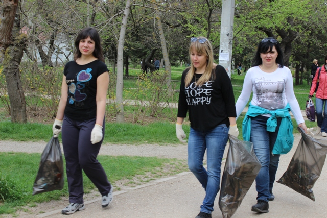 1,5 тонны мусора убрали сотрудники ГУПС «Севтеплоэнерго» во время субботника в парке на ул. Хрусталева (фоторепортаж)