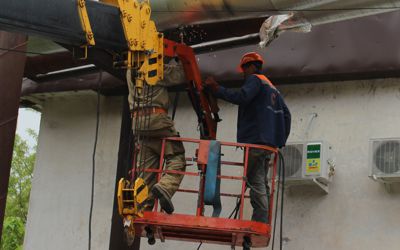 На ул. Ерошенко,17-А специалисты «Севтеплоэнерго» ремонтируют теплотрассу на высоте двухэтажного дома